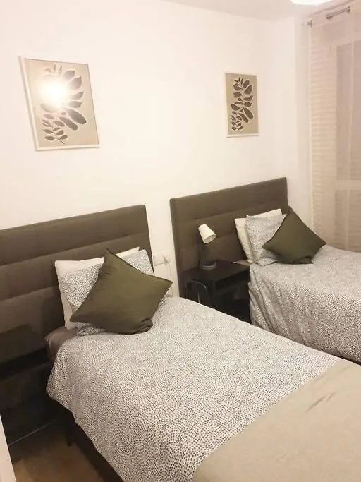 Appartamento 2 Bed Luxury Apt In Estepona, Parking & Pools
